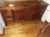une commode en bois surmontée d'un miroir