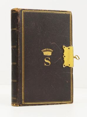 un vieux livre avec une couronne sur la couverture