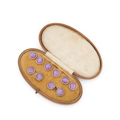 une image représentant une boîte contenant des pierres violettes, posée sur une surface blanche