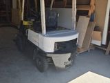 une photo d'un chariot élévateur garé dans un garage