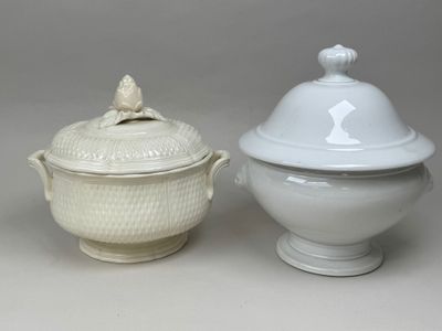 deux bols blancs et un bol blanc avec un couvercle