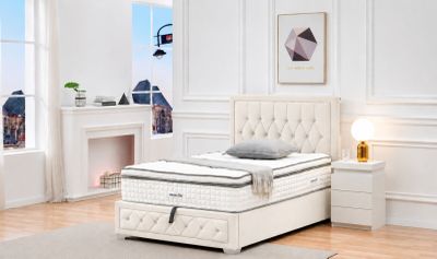 un lit situé au milieu d'une pièce dotée d'une cheminée