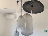 trois lampes suspendues au plafond dans une pièce