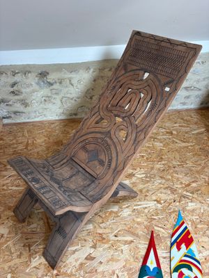 une chaise en bois posée par terre