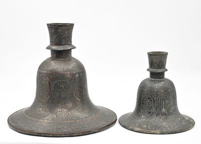 deux cloches posées l’une à côté de l’autre sur une surface blanche