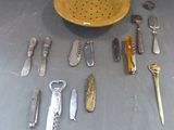 tout un tas d'ustensiles de cuisine de toutes sortes sur la table