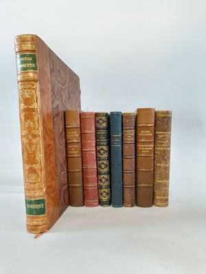 plusieurs livres sont empilés sur une surface blanche