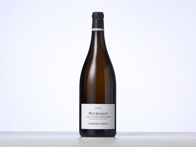 gros plan d'une bouteille de vin sur une table