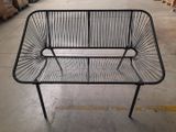 un banc en métal qui se trouve dans un entrepôt