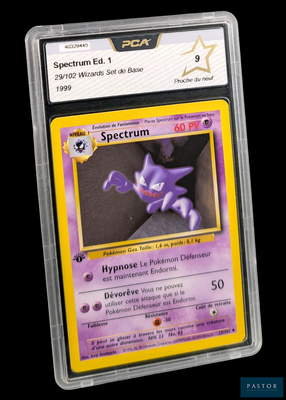 gros plan d'une carte pokemon sur fond noir