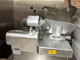 une machine posée sur une table dans une cuisine