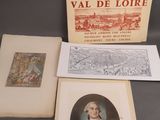 trois livres posés sur une table, avec la photo d'un homme et d'une femme