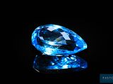 un diamant bleu sur fond noir