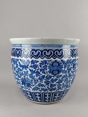 bol en porcelaine chinoise bleue et blanche orné d'un motif floral