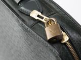 un gros plan d'un sac à main noir muni d'un cadenas