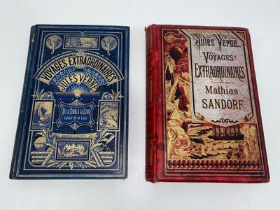 deux livres posés l'un à côté de l'autre sur une table blanche