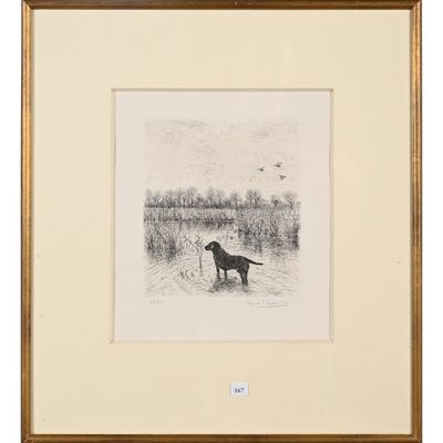 un vieux dessin représentant un chien debout dans un champ, avec un oiseau en arrière-plan