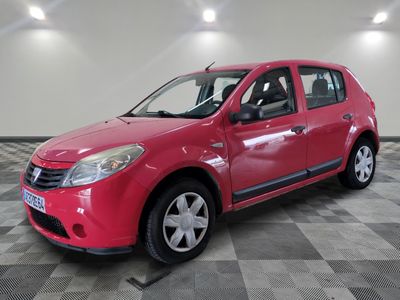 la photo d'une voiture rouge garée dans un garage