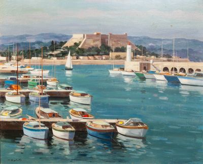 many boats that are in the water near the shore