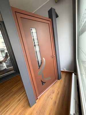 une porte sur laquelle est inscrit un numéro, dans une pièce