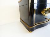 une boîte noire et dorée ornée d'un motif doré