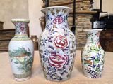 trois vases posés sur une table