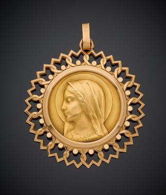 une image représentant une médaille d'or avec le visage d'une femme au centre