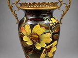 un vase avec un motif floral sur une table