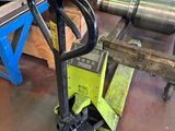 une machine posée sur une table dans une usine