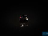 un diamant noir dans l'obscurité
