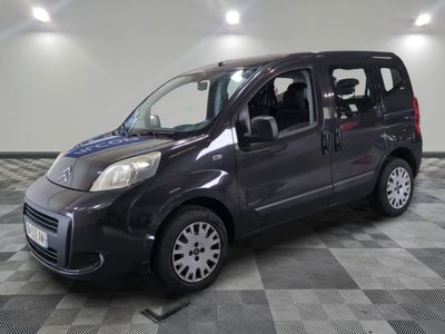 la photo d'une petite camionnette noire garée dans un garage