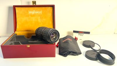 une boîte rouge contenant un appareil photo et d'autres objets