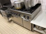 des casseroles et des poêles sont posées sur une cuisinière dans une cuisine