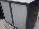 une petite armoire de rangement au milieu d'un entrepôt