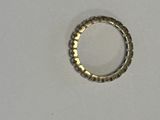 gros plan d'une bague en or sur une surface blanche