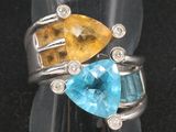 bague en argent sertie d'une topaze bleue, d'une citrine et d'une citrine