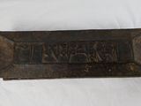 une vieille enseigne en fonte sur laquelle est inscrit le mot « timekeeper »