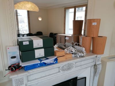 une cheminée surmontée de boîtes, dans un salon