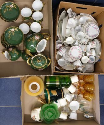 deux boîtes remplies de différentes sortes de tasses à thé et de soucoupes