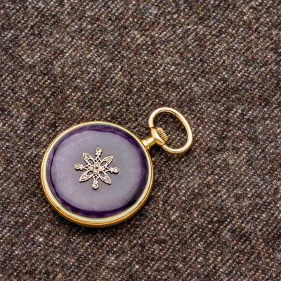 une image représentant une tresse violette et dorée ornée d'un flocon de neige