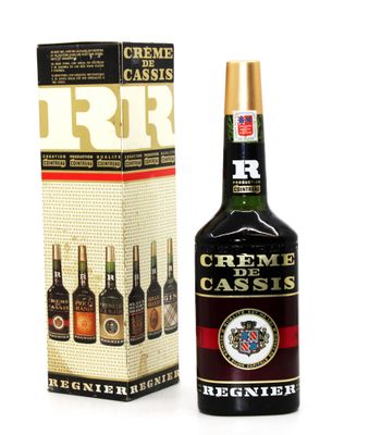 Une bouteille de crème de cassis se trouve à côté d'un carton de vin