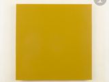 une peinture représentant un carré jaune sur fond blanc