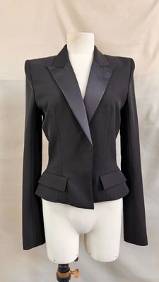 an image of a woman ' s suit on a mannequin dummy