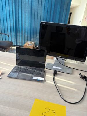 un bureau sur lequel se trouvent deux ordinateurs portables et un écran