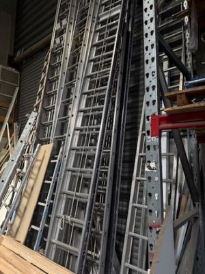 de nombreux escabeaux métalliques empilés les uns sur les autres