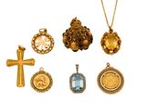 de nombreux types de bijoux en or sur fond blanc