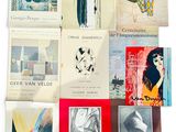 un grand nombre de livres posés sur une table