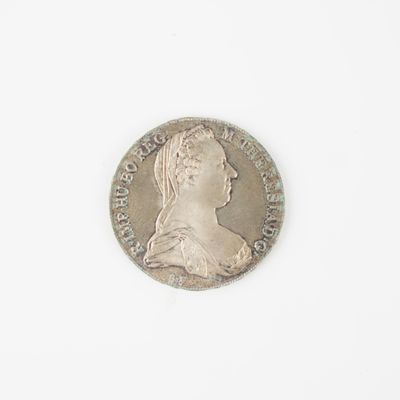 l'image d'une pièce d'argent sur un fond blanc