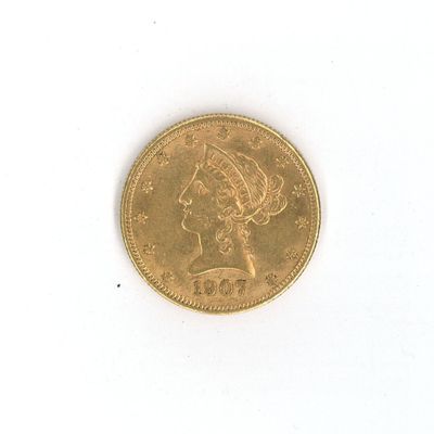 une pièce d'or sur une surface blanche avec un fond blanc