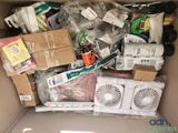 une boîte en carton remplie d'objets hétéroclites